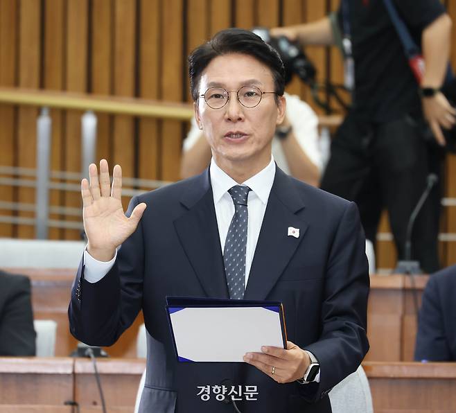김민석 국무총리 후보자가 24일 국회에서 열린 인사청문회에서 선서를 하고 있다. 성동훈 기자
