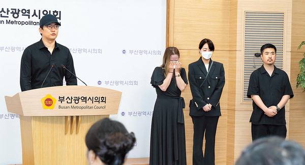 24일 부산시의회에서 A예술고 학부모회가 기자회견을 하고 있다.  전민철 기자