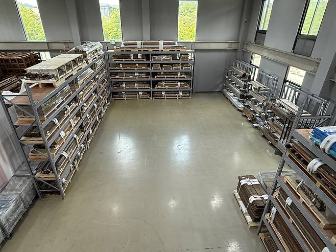 The disassembled components of Gwanwoldang are stored at the Korea Foundation for the Traditional Architecture and Technology in Paju, Gyeonggi. [KOREA FOUNDATION FOR THE TRADITIONAL ARCHITECTURE AND TECHNOLOGY]