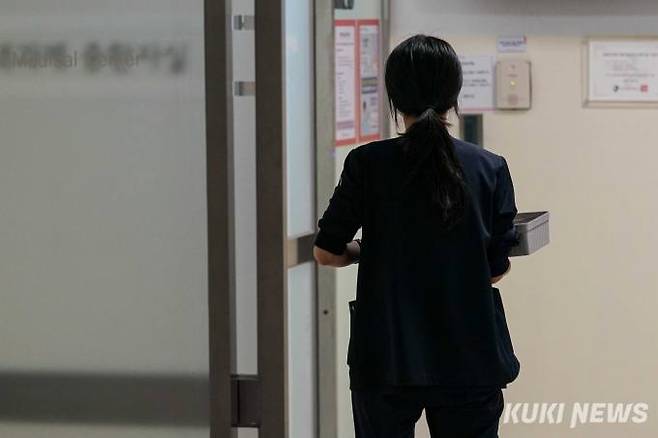 수도권의 한 병원에서 근무하는 간호사가 분주하게 움직이고 있다. 쿠키뉴스 자료사진