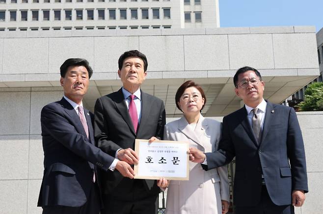 (왼쪽부터) 김일만 포항시의회 의장, 이강덕 시장, 김정재 국회의원, 이상휘 국회의원이 대법원에 전달할 호소문을 들어보이고 있다.