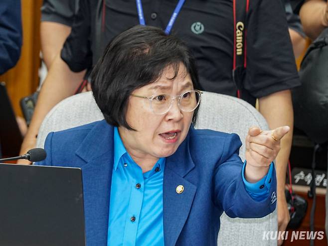 김현 더불어민주당 간사가 24일 서울 여의도 국회에서 열린 인사청문회에서 배준영 국민의힘 의원의 부적절한 언행에 대해 항의하고 있다.