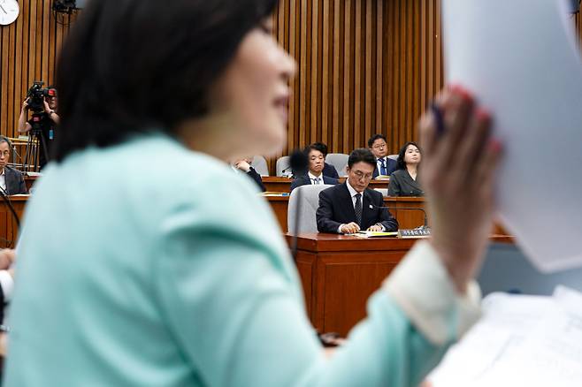 김희정 국민의힘 의원이 24일 서울 여의도 국회에서 열린 김민석 국무총리 후보자 인사청문회에서 의사진행 발언을 하고 있다.