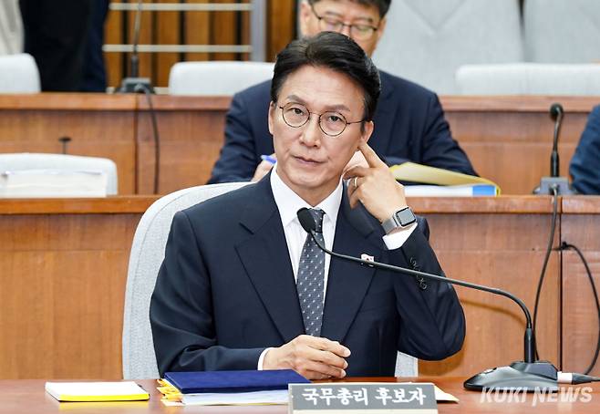 김민석 국무총리 후보자가 24일 서울 여의도 국회에서 열린 인사청문회에서 귀를 만지고 있다.