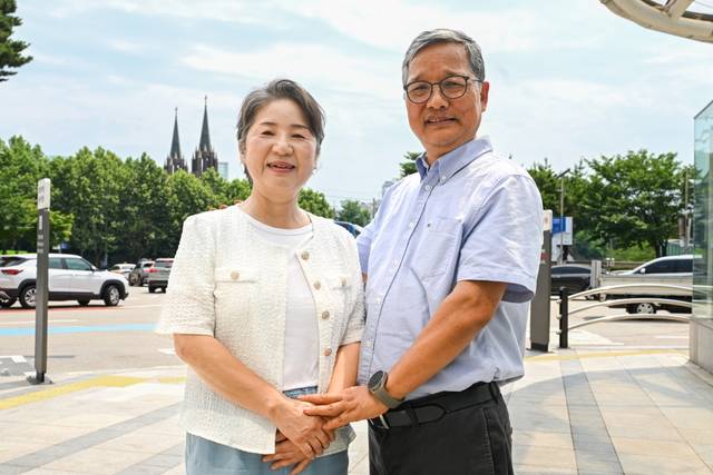 장 선교사(왼쪽)가 최근 서울 서대문구 세브란스병원에서 남편 박종국 선교사와 손을 맞잡은 모습. 신석현 포토그래퍼