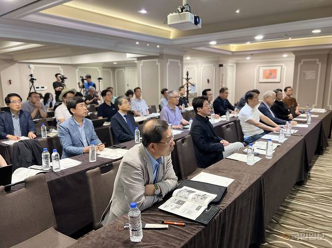 미래목회포럼 대표 황덕영 목사가 콘퍼런스 개최 취지를 밝히고 있다. 아래 사진은 콘퍼런스 모습.