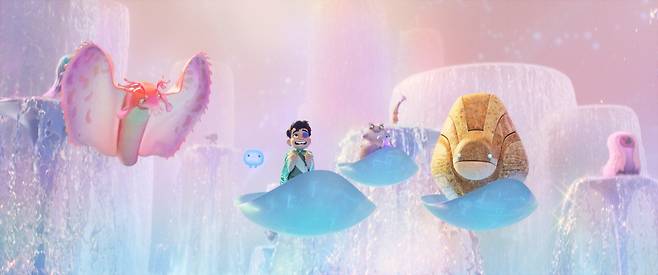 디즈니 픽사의 애니메이션 '엘리오'는 11살난 엘리오가 다양한 외계 생명체들이 모인 커뮤니버스에 초대되면서 펼쳐지는 이야기를 그린다. 영화 속 등장하는 외계 생명체들의 모습. 디즈니 코리아 제공