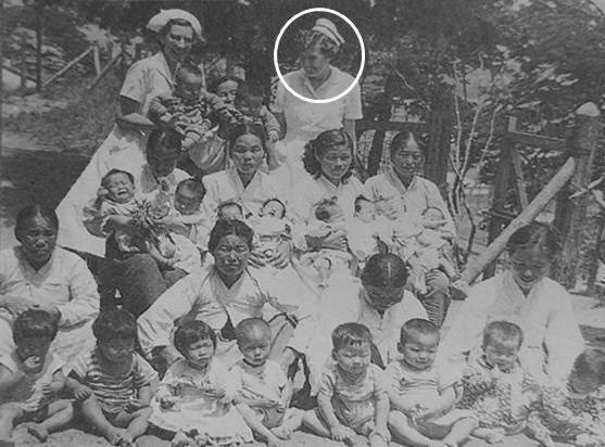 캐나다 간호 선교사인 캐서린 딕(사진 위쪽 흰 원)이 1955년 부산 일신병원에서 열린 쌍둥이 잔치에서 참가자와 함께 미소짓고 있다. 이상규 교수 제공
