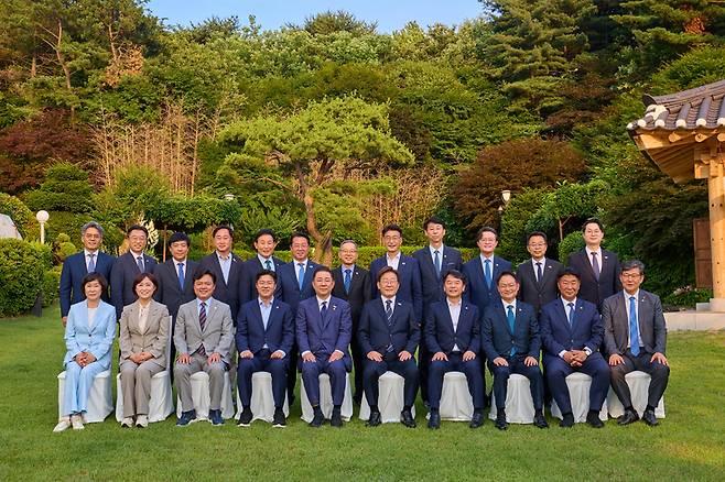 이재명 대통령이 23일 한남동 관저에서 더불어민주당 원내지도부와 만찬에 앞서 기념촬영을 하고 있다