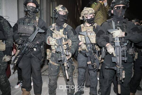 ▲지난해 12월3일 국회 본관 앞에서 대기 중인 계엄군. 사진=미디어오늘