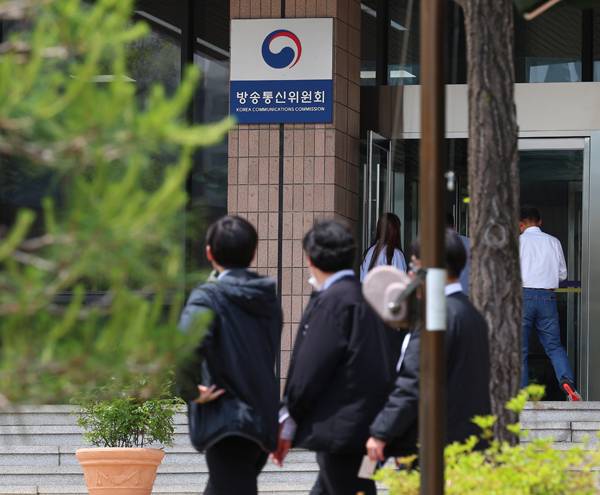 ▲ 경기도 정부과천청사 방송통신위원회 건물 앞으로 직원들이 지나고 있다. ⓒ연합뉴스