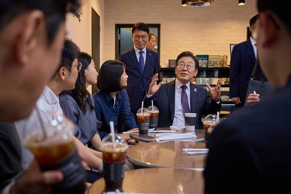 ▲ 지난 11일 대통령실 카페에서 출입기자들과 대화하는 이재명 대통령. 사진=대통령실