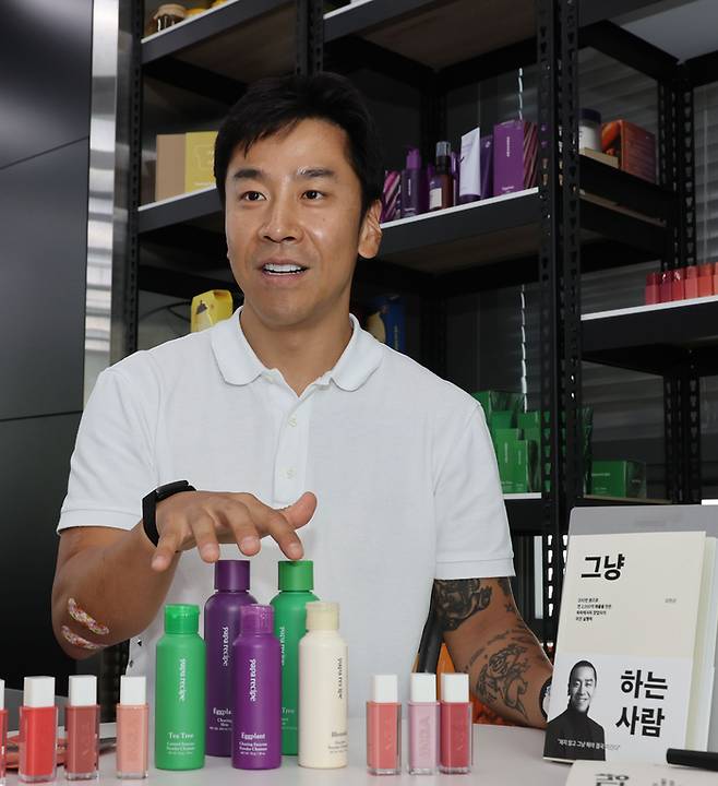 김한균 파파레서피 창업자가 매일경제와 인터뷰하며 자사 화장품을 소개하는 모습. [이승환 기자]
