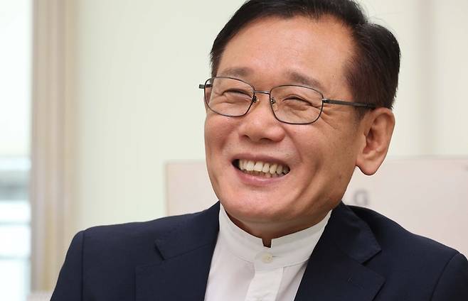 지난 10일 김한석 테크밸리 대표가 경기 경남시 테크밸리 사무실에서 매일경제와 인터뷰 도중 환하게 웃고 있다. [한주형 기자]