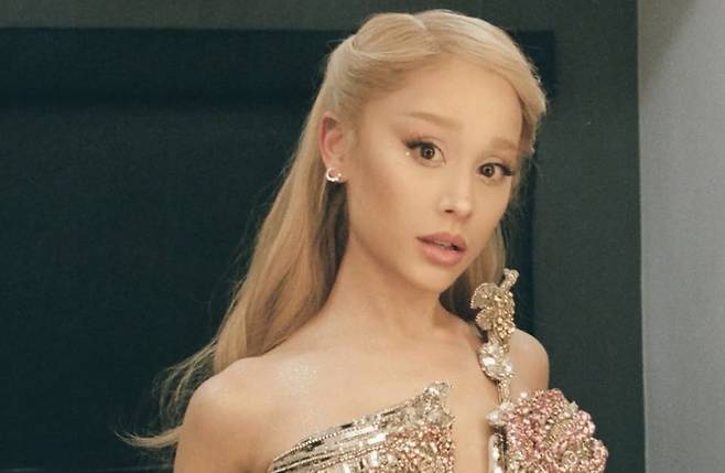 미국 팝스타 아리아나 그란데가 도널드 트럼프 미국 대통령의 탄핵을 촉구하는 글을 공유했다. 사진| 아리아나 그란데 SNS