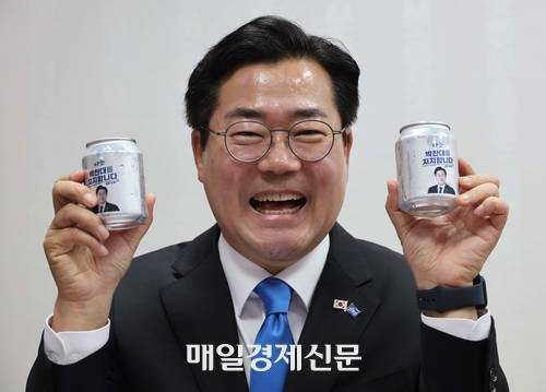더불어민주당 당 대표 출마를 선언안 박찬대 의원이 24일 국회의원 회관에서 매일경제신문과의 단독 인터뷰에서 지지자들이 선물한 ‘나는 박찬대를 지지합니다’라는 문구가 적힌 커피 음료캔들을 들어 보이고 있다. 한주형기자]