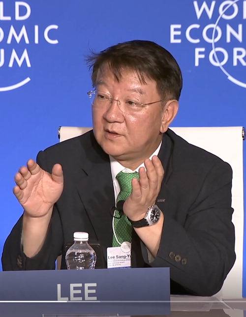 이상엽 KAIST 연구부총장이 24일 중국 톈진에서 '10대 유망기술' 선정 배경을 설명하고 있다. WEF 홈페이지 캡처