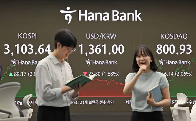 24일 오후 서울 중구 하나은행 딜링룸 전광판 가운데에 원달러환율이 표시되고 있다. [사진 = 뉴스1]