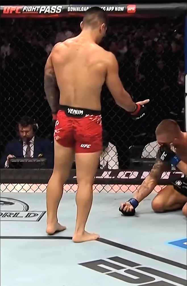 제41회 국제삼보연맹 세계선수권대회 컴뱃 부문 금메달리스트 고석현이 2025년 6월 아제르바이잔 바쿠 크리스털 홀 UFC on ABC 8 제6경기 종료 후 판정패를 예감한 Contender Series 시즌7 출신 오반 엘리엇을 위로하고 있다. 사진=TKO