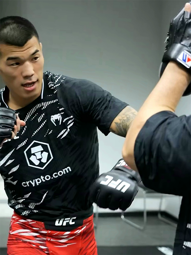 제41회 국제삼보연맹 세계선수권대회 컴뱃 부문 금메달리스트 고석현이 2025년 6월 아제르바이잔 바쿠 크리스털 홀 UFC on ABC 8 제6경기를 위해 몸을 풀고 있다. 사진=TKO