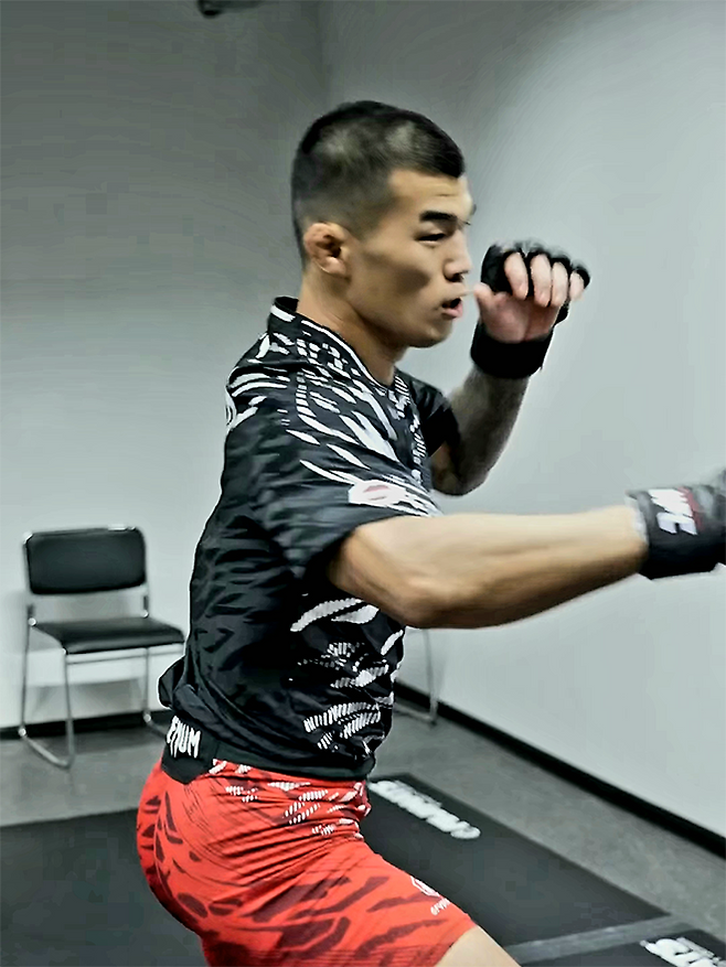 제41회 국제삼보연맹 세계선수권대회 컴뱃 부문 금메달리스트 고석현이 2025년 6월 아제르바이잔 바쿠 크리스털 홀 UFC on ABC 8 제6경기를 위해 몸을 풀고 있다. 사진=TKO