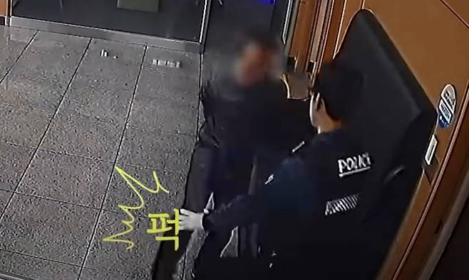 술 취해 옷을 벗고 지구대를 찾아온 남성이 신원 조회 결과 수배된 사실이 드러나 긴급 체포됐다./사진=유튜브 채널 '경찰청'