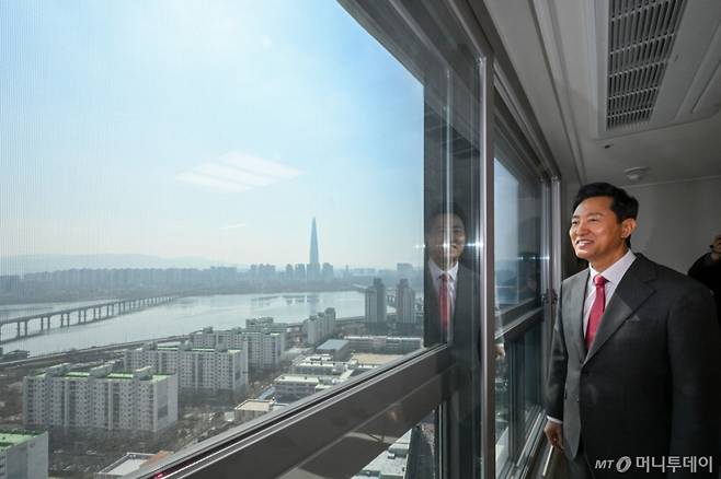 [서울=뉴시스] 홍효식 기자 = 오세훈 서울시장이 31일 서울 광진구 롯데캐슬 이스트폴 미리내집을 방문해 주택을 둘러보고 있다. (공동취재) 2025.03.31. photo@newsis.com /사진=홍효식