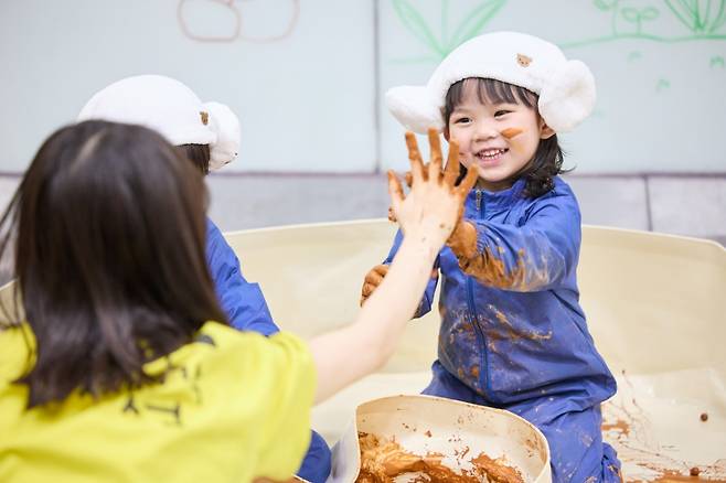 오프라인 돌봄 공간인 '째깍섬'에서 체험학습을 하고 있는 아이들. /사진제공=커넥팅더닷츠