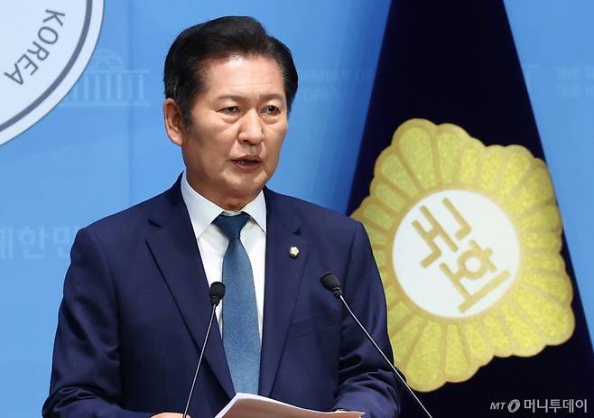 (서울=뉴스1) 김민지 기자 = 정청래 더불어민주당 의원이 15일 오후 서울 여의도 국회 소통관에서 당대표 출마 선언 기자회견을 하고 있다. 2025.6.15/뉴스1  Copyright (C) 뉴스1. All rights reserved. 무단 전재 및 재배포,  AI학습 이용 금지. /사진=(서울=뉴스1) 김민지 기자