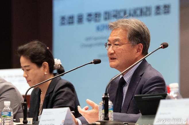 조셉 윤 주한 미국대사대리가 24일 오전 서울 중구 프레스센터에서 '한·미 외교 관계 전망과 과제'를 주제로 열린 한국언론진흥재단(KPF) 초청 세미나에서 모두발언하고 있다. / 사진=뉴스1