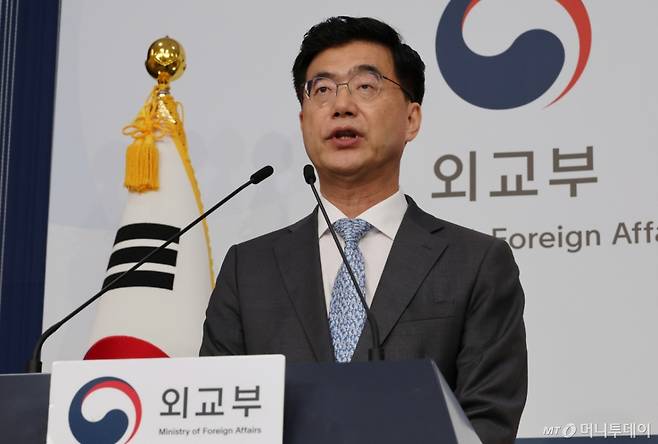 [서울=뉴시스] 김명원 기자 = 이재웅 외교부 대변인이 24일 서울 종로구 정부서울청사 별관에서 현안 관련 정례브리핑을 하고 있다. 이재웅 대변은은 "중동지역의 긴장이 아직 완전히 해소되지 않은 가운데, 우리 정부는 현재까지 이란 내 우리 국민과 가족 56명이 투르크메니스탄으로, 이스라엘 내 우리 국민과 가족 26명이 요르단으로 안전하게 대피하도록 지원했다"고 밝혔다. 2025.06.24.