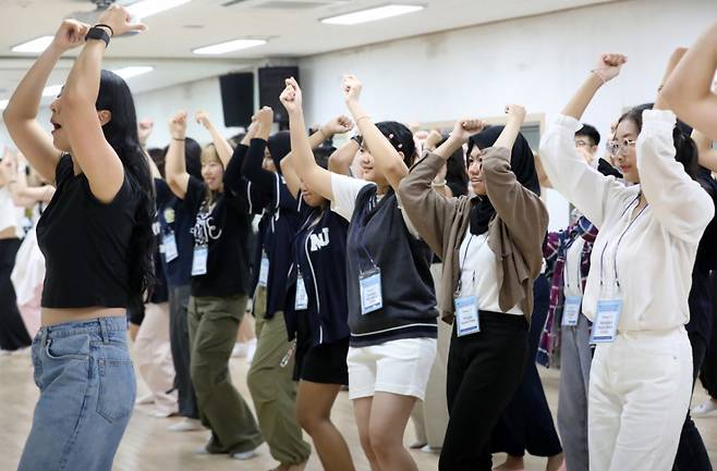 지난해 7월 오전 부산 남구 국립부경대학교 대연캠퍼스에서 부경국제계절학기(PKNU-ISS)에 참가한 외국인 학생들이 케이팝 댄스를 배우고 있다. 기사와 직접적인 관련 없음. /사진=뉴스1.