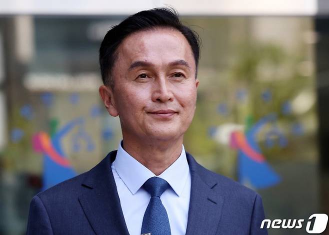 전국경찰서장회의를 주도했다는 이유로 정직 처분을 받은 류삼영 전 총경이 지난 4월18일 1심 선고를 마친 뒤 서울행정법원을 나서고 있다./사진=뉴스1.