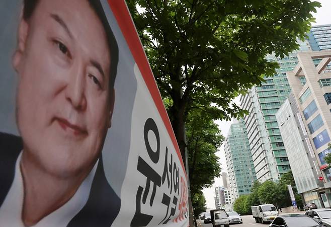 [서울=뉴시스] 이영환 기자 = 24일 서울 서초구 아크로비스타와 서초한샘빌딩이 보이고 있다.  법조계에 따르면 이명현 특별검사가 이끄는 채상병 특검팀은 윤석열 전 대통령 사저 인근에 위치한 서초한샘빌딩에 사무실을 마련하기로 결정했다. 당초 서울중앙지법 인근의 한 건물을 사무실로 사용하는 방안을 검토했으나 최종 계약은 진행하지 않았다. 2025.06.24. 20hwan@newsis.com /사진=이영환