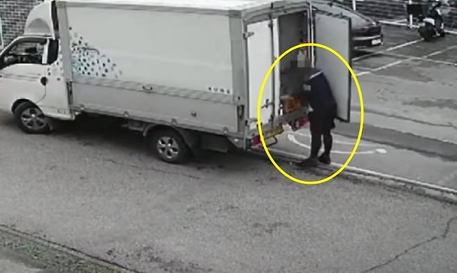 택배기사가 고객에게 배송할 감자 상자를 뜯어 일부를 챙기는 모습이 포착됐다./사진=JTBC '사건반장'