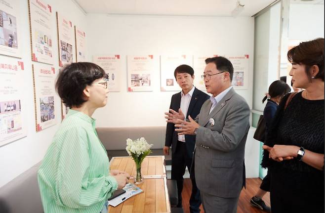 강수현 양주시장이 홍보관을 방문해 관계자들과 환담하고 있다./사진제공=양주시