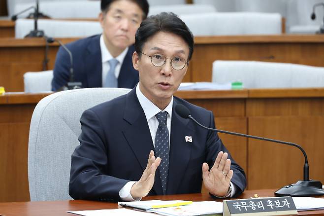 김민석 국무총리 후보자가 24일 서울 여의도 국회에서 열린 인사청문회에서 야당이 제기한 강모씨 오피스텔 제공 의혹에 대해 오피스텔에 직접 거주한 적은 없다고 해명했다. "김민석 국무총리 후보자가 24일 서울 여의도 국회에서 열린 인사청문회에 출석해 의원 질의에 답하고 있다. /사진=뉴스1