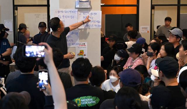 서울 강남구 신사동 티몬 신사옥에서 환불을 받기 위해 몰려든 소비자들이 티몬 관계자로부터 환불 방법에 대한 설명을 듣고 있다. 백동현 기자