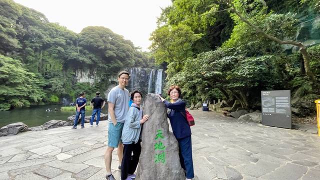 2023년 6월 제주 여행 중 천지연폭포 앞에서 어머니(가운데)와 이모(오른쪽) 그리고 필자.