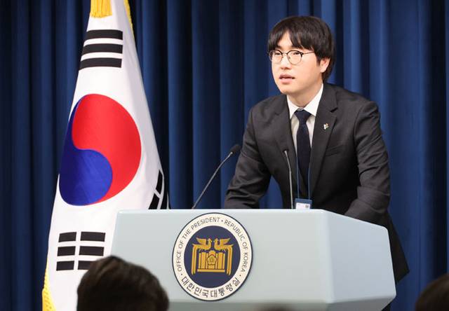 소버린 인공지능(AI)을 강조해 왔던 하정우 AI미래기획수석이 지난 19일 용산 대통령실에서 AI 인재 등을 육성하는 내용의 이공계특별법 관련 브리핑을 하고 있다.  연합뉴스