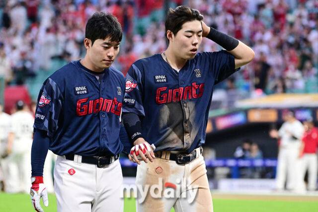 경기 종료 후 롯데 고승민이 팬들에게 인사를 한 뒤 더그아웃으로 향하고 있다.