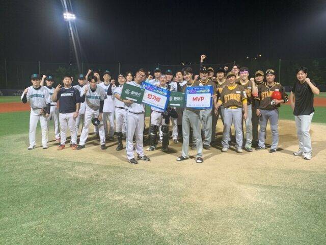 브로맨스(왼쪽)와 스타즈 선수들이 경기 후 파이팅을 외치고 있다./한스타미디어