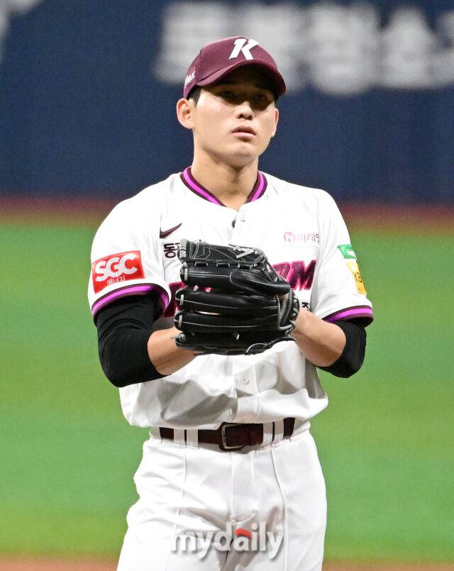 2025년 4월 23일 오후 서울 고척스카이돔에 진행된 '2025 신한 SOL뱅크 KBO 리그' 두산 베어스와 키움 히어로즈의 경기. 키움 이강준이 7회초 구원등판해 투구를 준비하고 있다./마이데일리