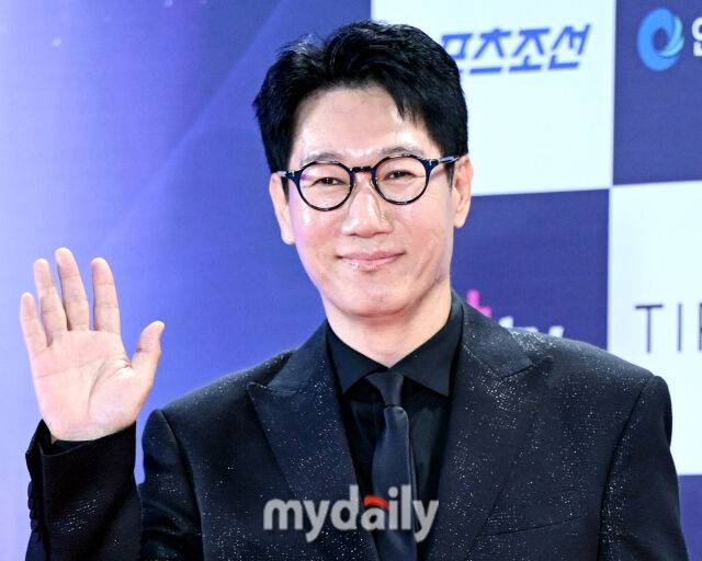 지석진이 방송에서 3번이나 정치 유튜브를 틀어 웃음을 자아냈다. / 마이데일리 DB