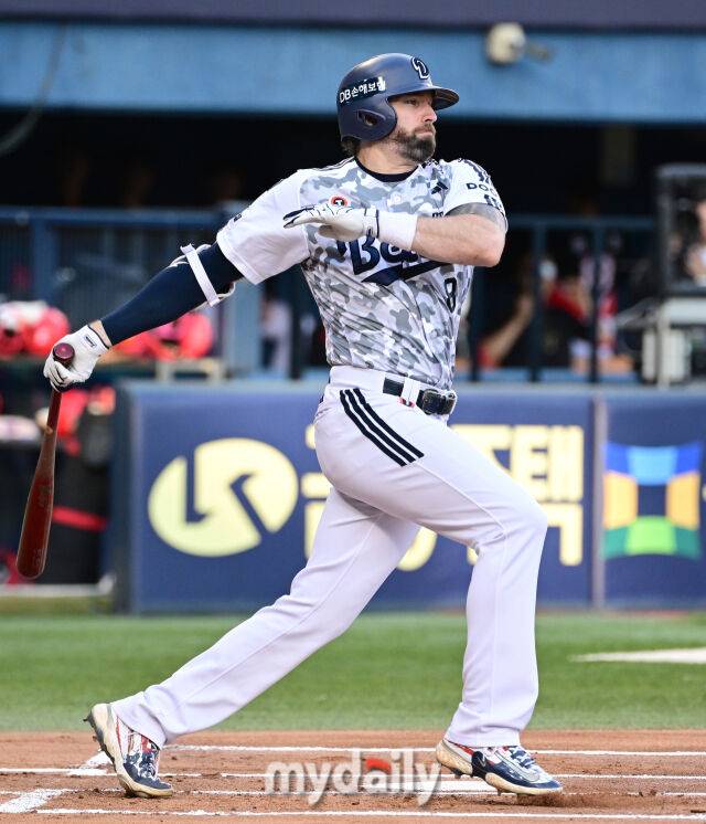 2025년 6월 4일 오후 서울 잠실구장에서 진행된 '2025 신한 SOL뱅크 KBO 리그' KIA 타이거즈와 두산 베어스의 경기. 두산 케이브가 1회말 1사 후 안타를 치고 있다./마이데일리