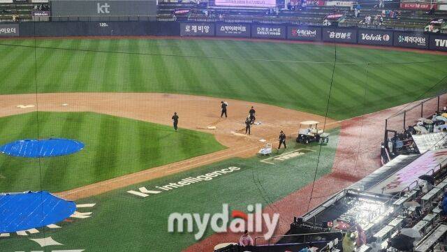 그라운드 정비 중인 수원 KT 위즈파크./수원=김경현 기자