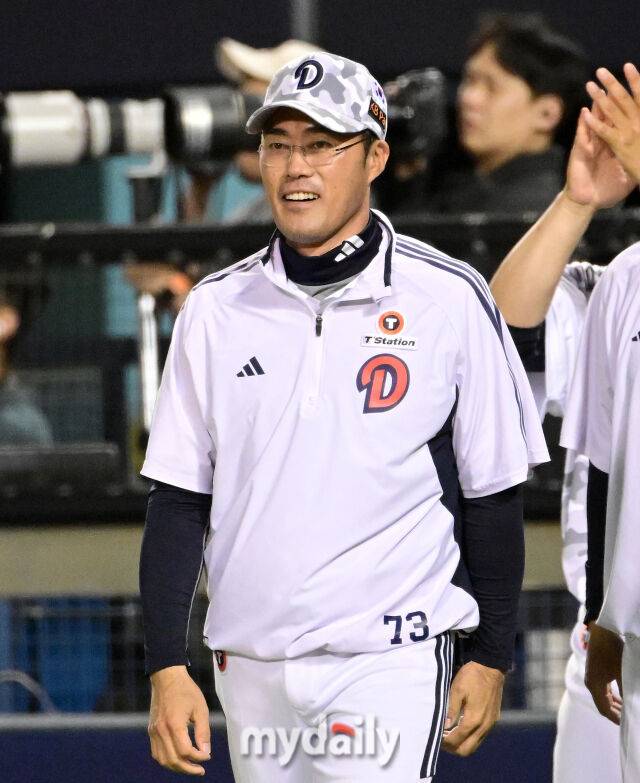 2025년 6월 5일 오후 서울 잠실구장에서 진행된 '2025 신한 SOL뱅크 KBO 리그' KIA 타이거즈와 두산 베어스의 경기. 두산 조성환 감독대행이 연장 10회말 2사 1.2루서 김민석의 끝내기 안타로 2-1 승리를 한 뒤 기뻐하고 있다./마이데일리