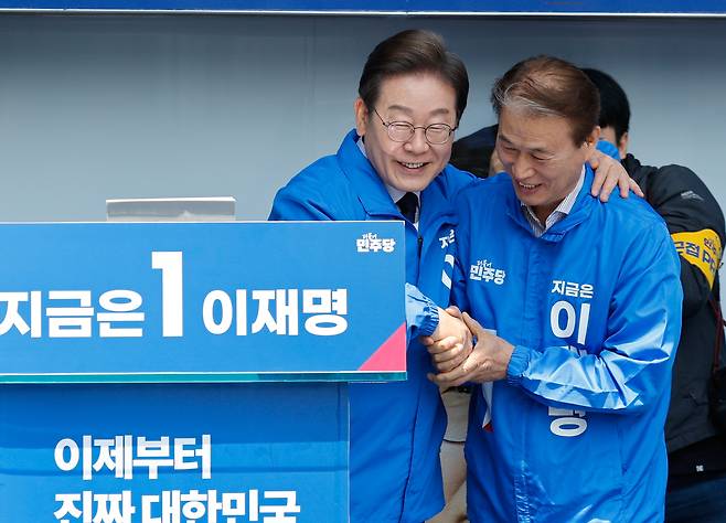 권오을 국가보훈부 장관 후보자가 지난 대선 당시 경북 구미역 광장에서 가진 선거운동 과정에서 이재명 더불어민주당 후보와 인사를 나누고 있다. [연합]