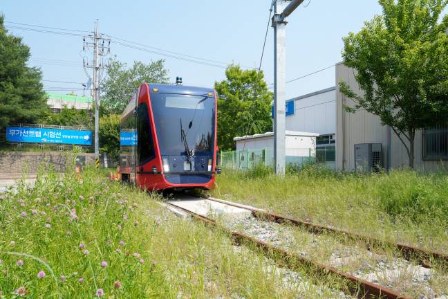철도연이 개발한 트램-트레인이 트램선에서 일반 철도선로로 주행하기 위해 중계레일을 지나고 있다.[한국철도기술연구원 제공]