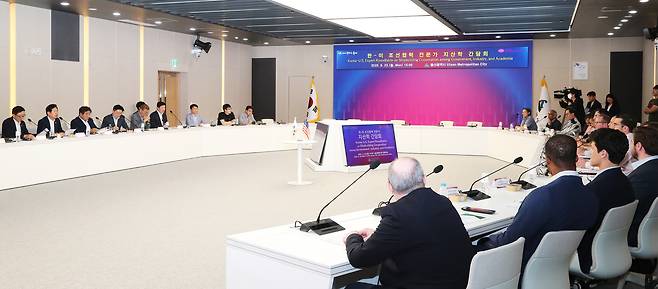 안효대 울산시 경제부시장 주재로 23일 울산시청 본관 2층 대회의실에서 ‘한-미 조선협력 전문가 지·산·학 간담회’를 가지고 조선 분야의 세계적인 인재육성을 논의했다. [울산시 제공]